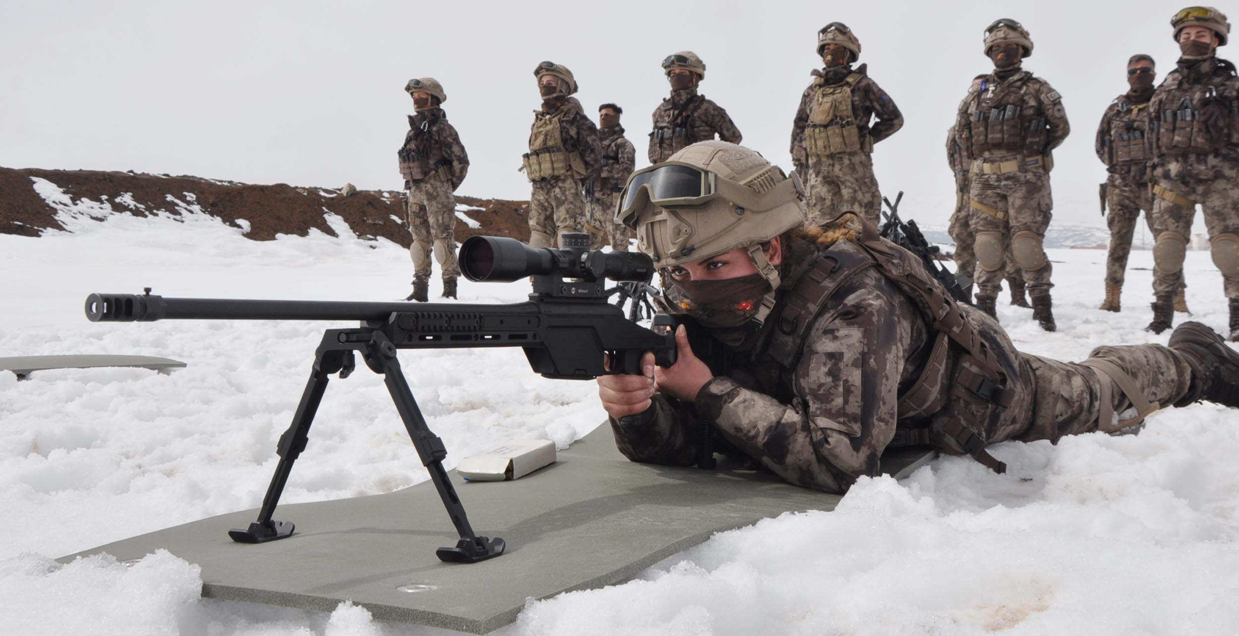 Kadın polisler eksi 3 derecede attığını vurdu - Resim : 1