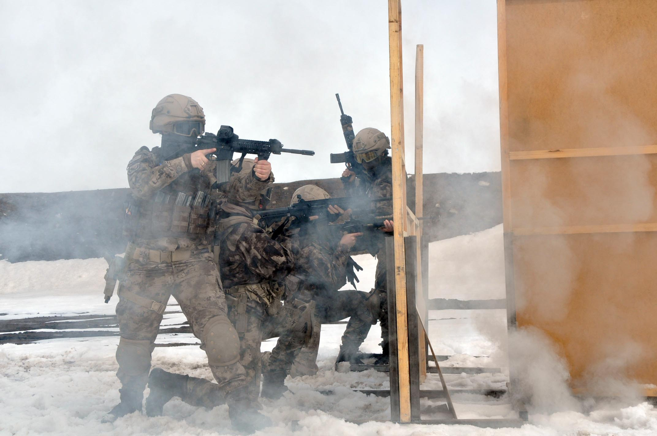 Kadın polisler eksi 3 derecede attığını vurdu - Resim : 13