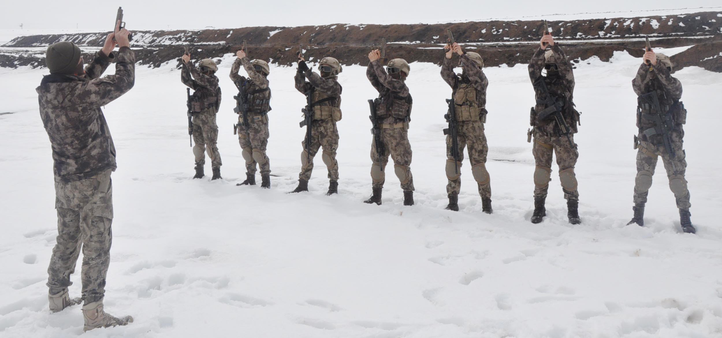 Kadın polisler eksi 3 derecede attığını vurdu - Resim : 6