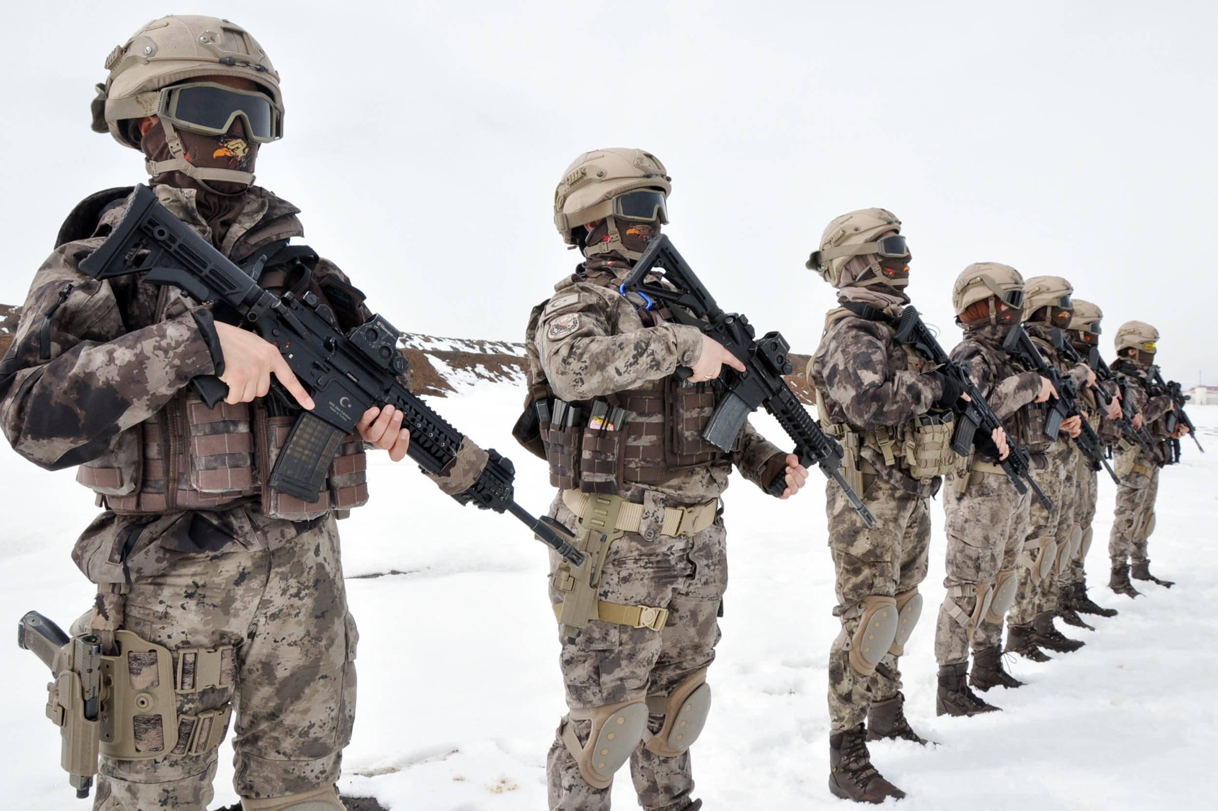 Kadın polisler eksi 3 derecede attığını vurdu - Resim : 7