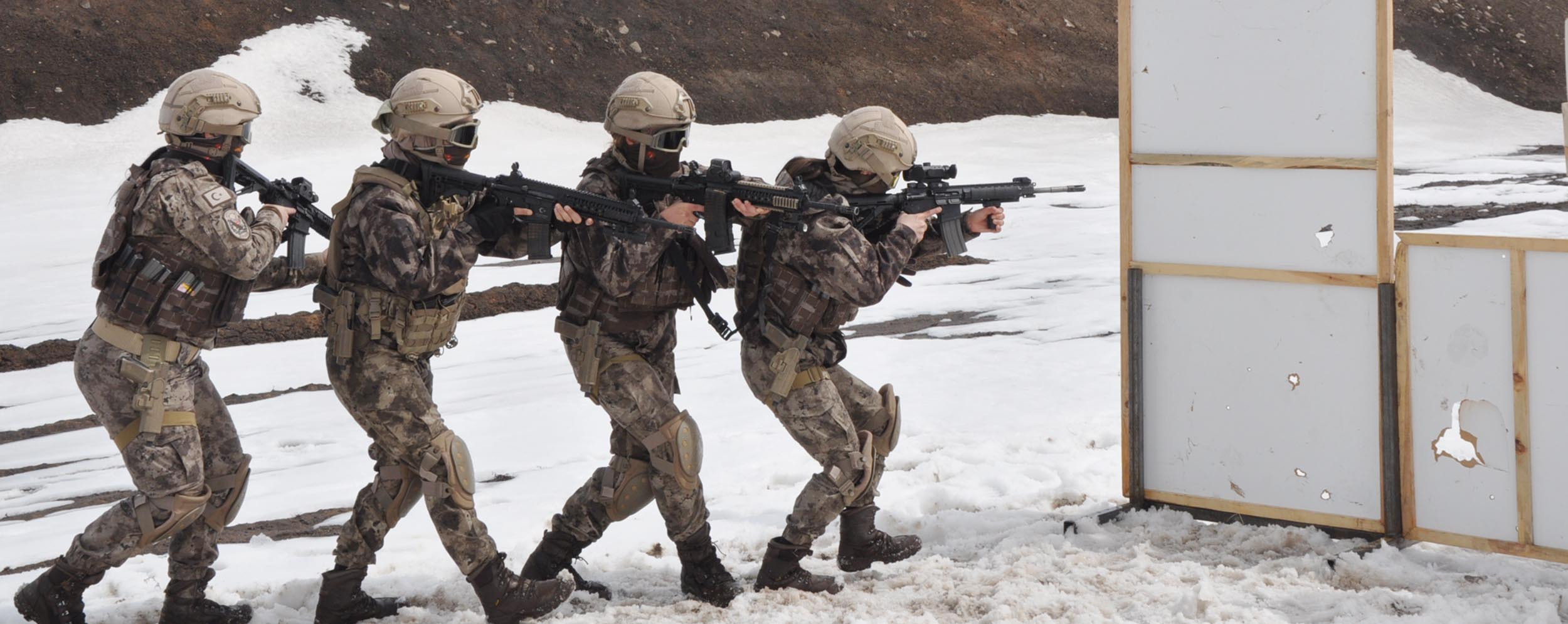 Kadın polisler eksi 3 derecede attığını vurdu - Resim : 9