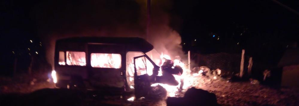 Artvin'de öğrenci servisi alev alev yandı - Resim : 1