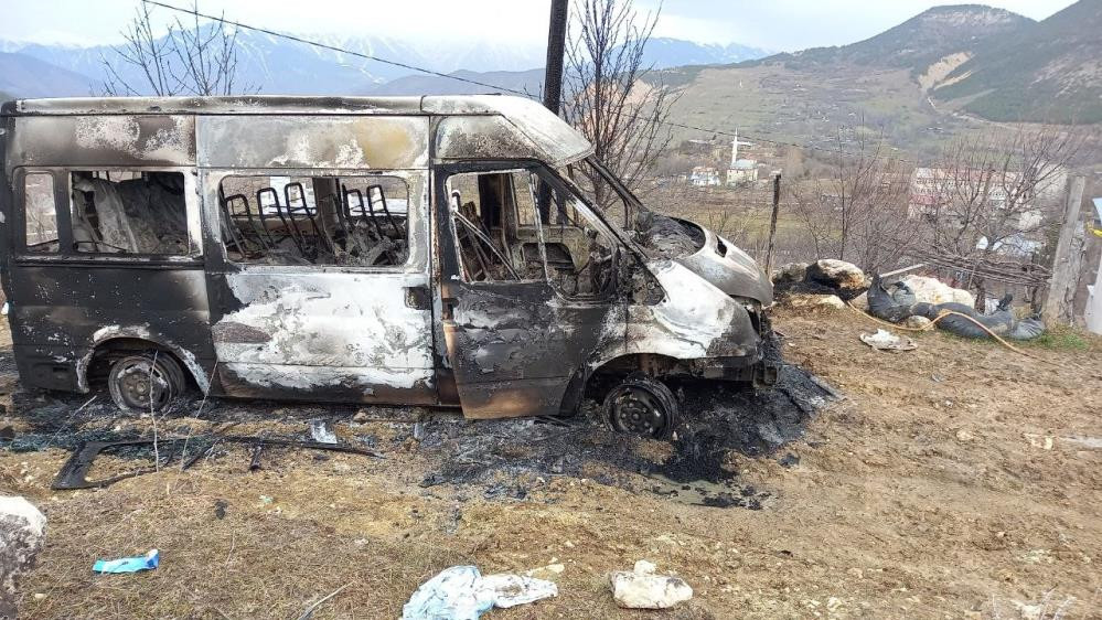 Artvin'de öğrenci servisi alev alev yandı - Resim : 4