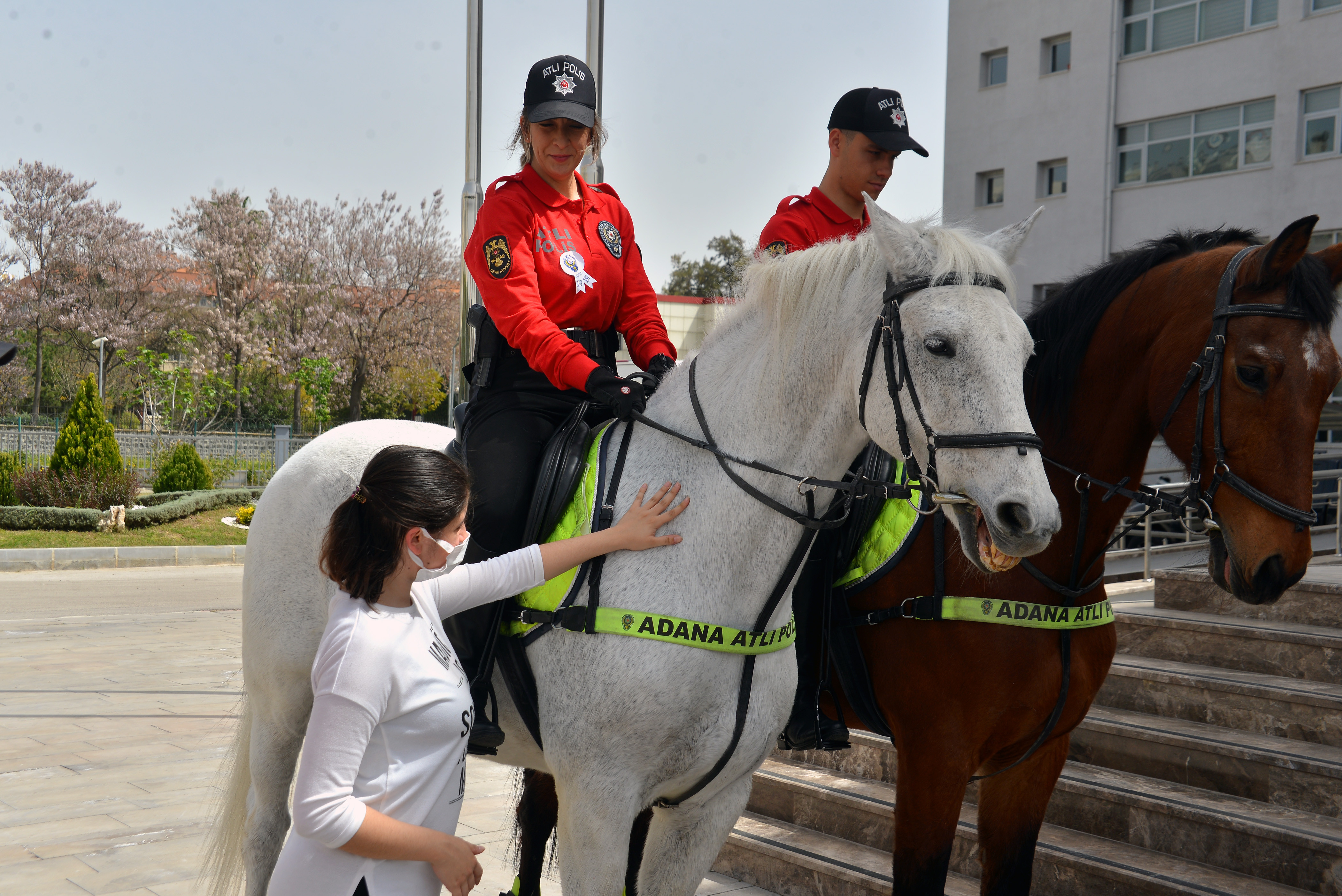 Engelli çocuklar zırhlı araçlarla şehir turu attı - Resim : 2