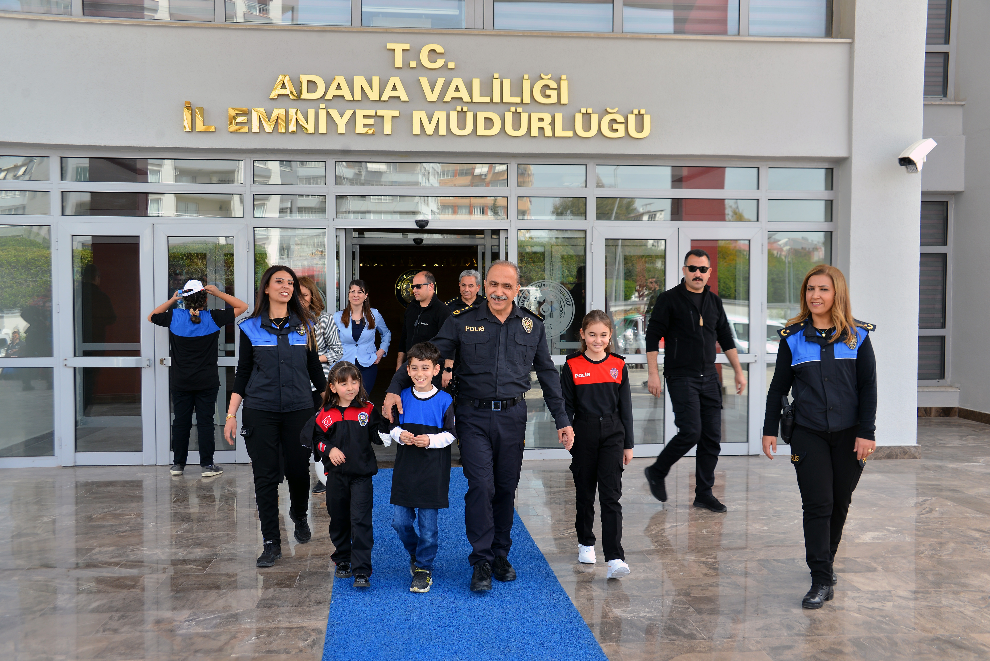 Engelli çocuklar zırhlı araçlarla şehir turu attı - Resim : 4