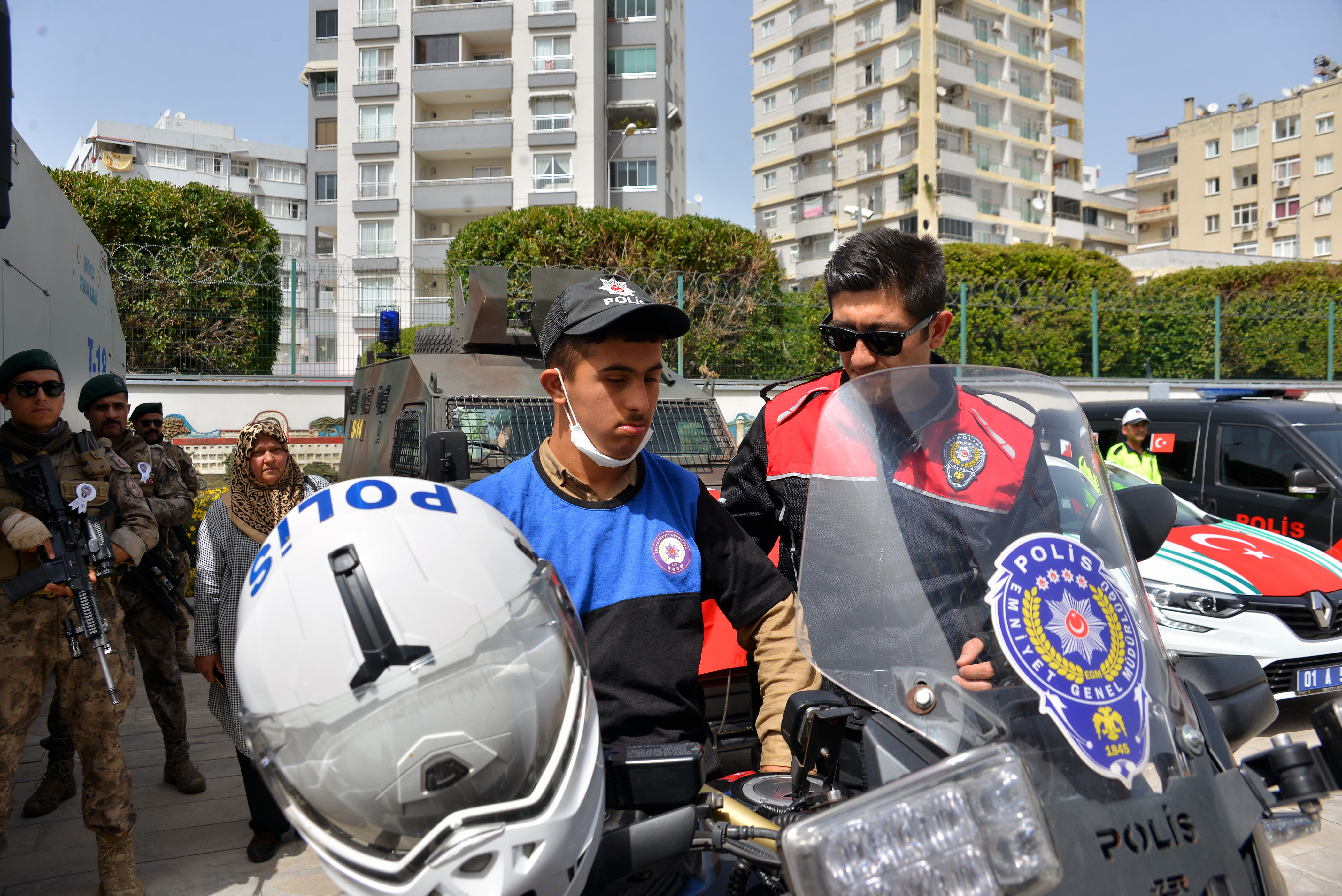 Engelli çocuklar zırhlı araçlarla şehir turu attı - Resim : 5