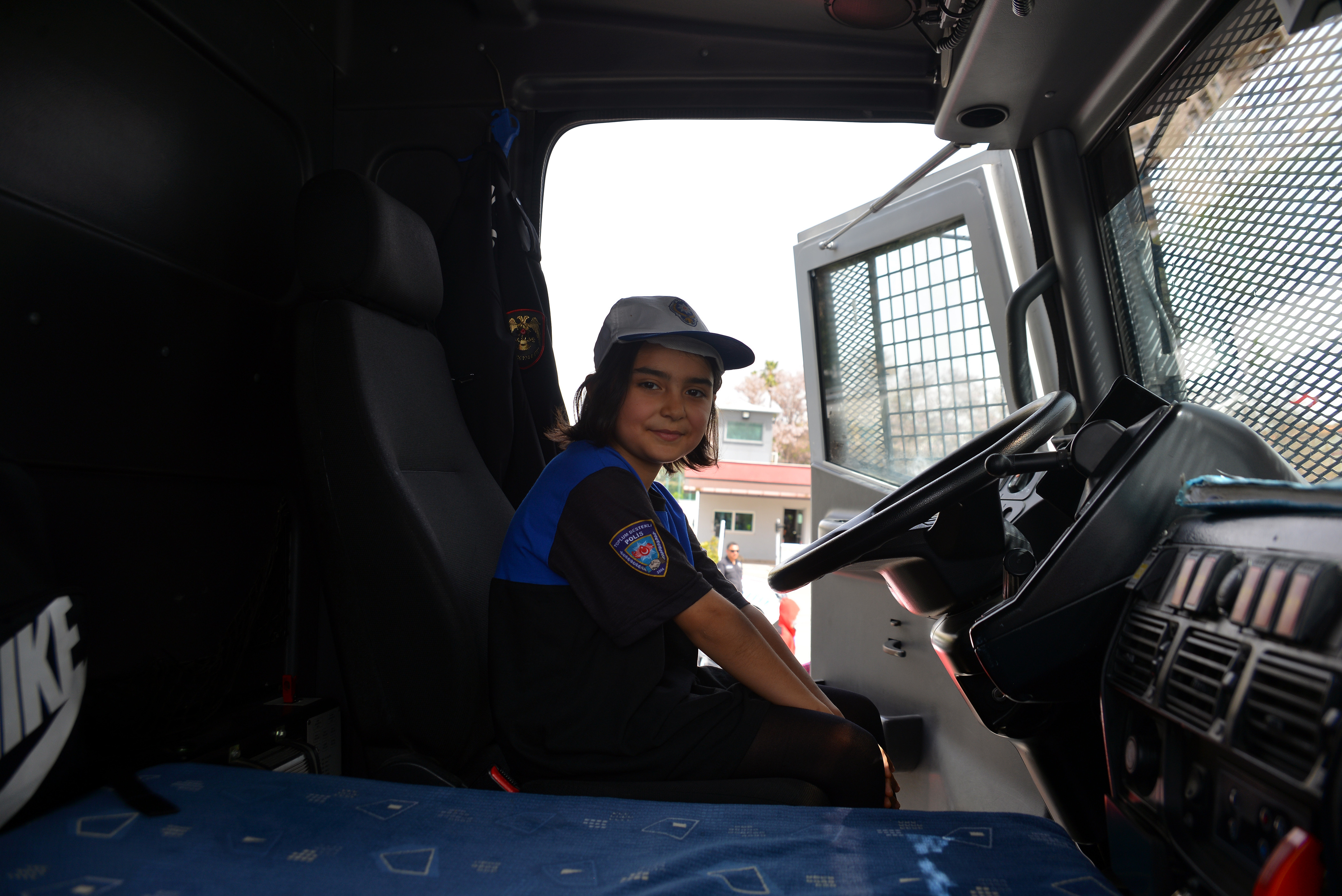 Engelli çocuklar zırhlı araçlarla şehir turu attı - Resim : 6