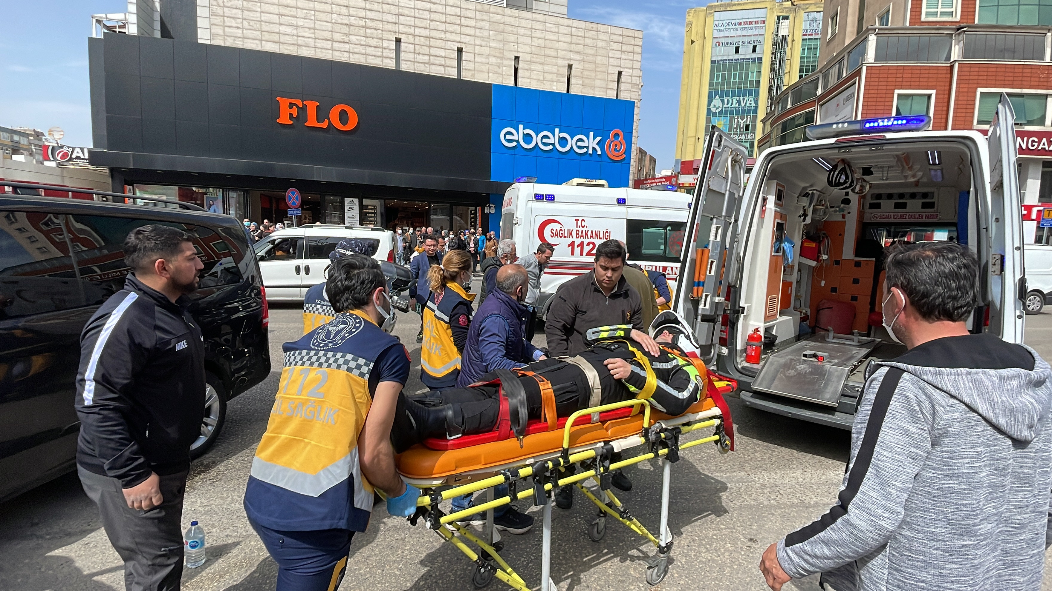 Motosikletten düşen iki polis memuru yaralandı - Resim : 1