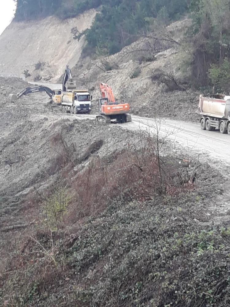 Heyelanın kapattığı yol 7 gündür kapalı - Resim : 1