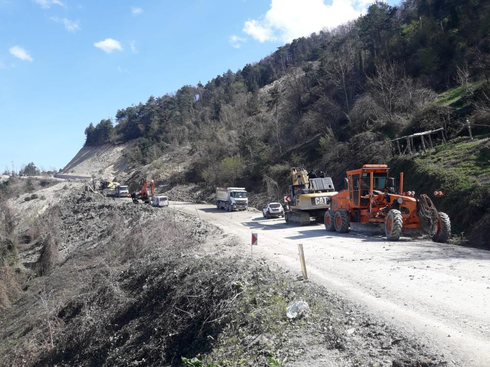 Heyelanın kapattığı yol 7 gündür kapalı - Resim : 2