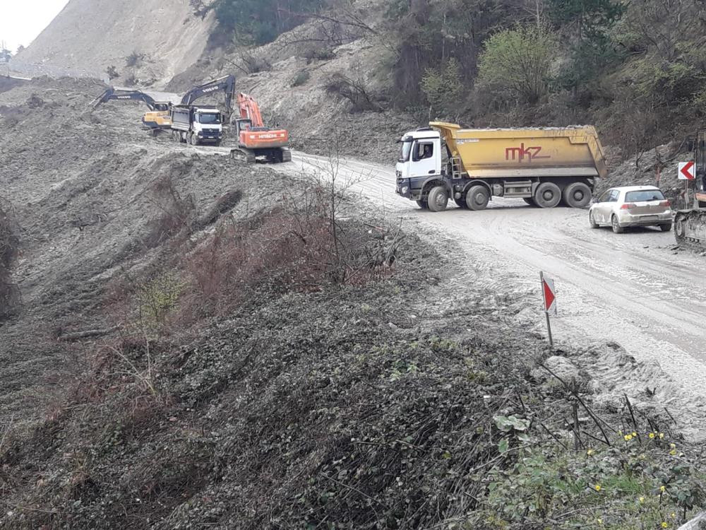 Heyelanın kapattığı yol 7 gündür kapalı - Resim : 4