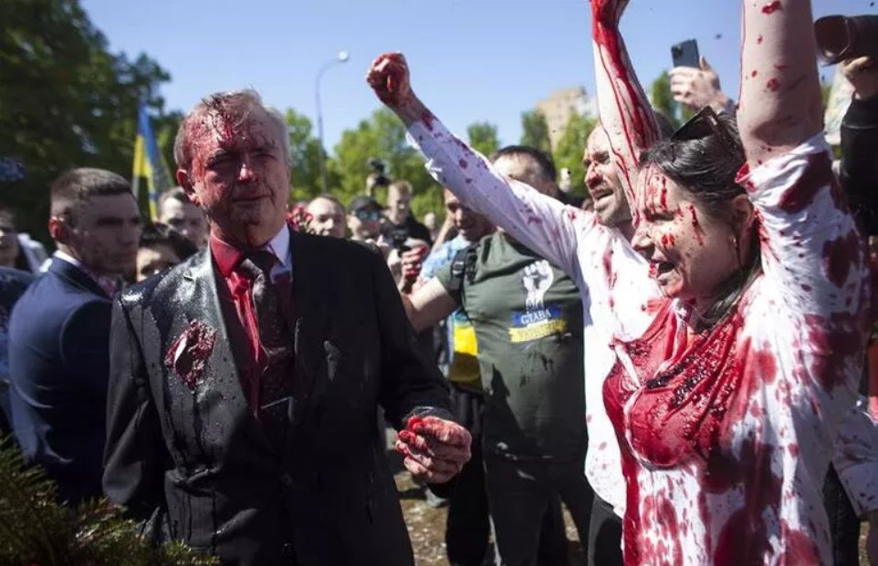 Polonya’da Zafer Günü’nü anmak isteyen Rus büyükelçiye kırmızı boyalı protesto - Resim : 1