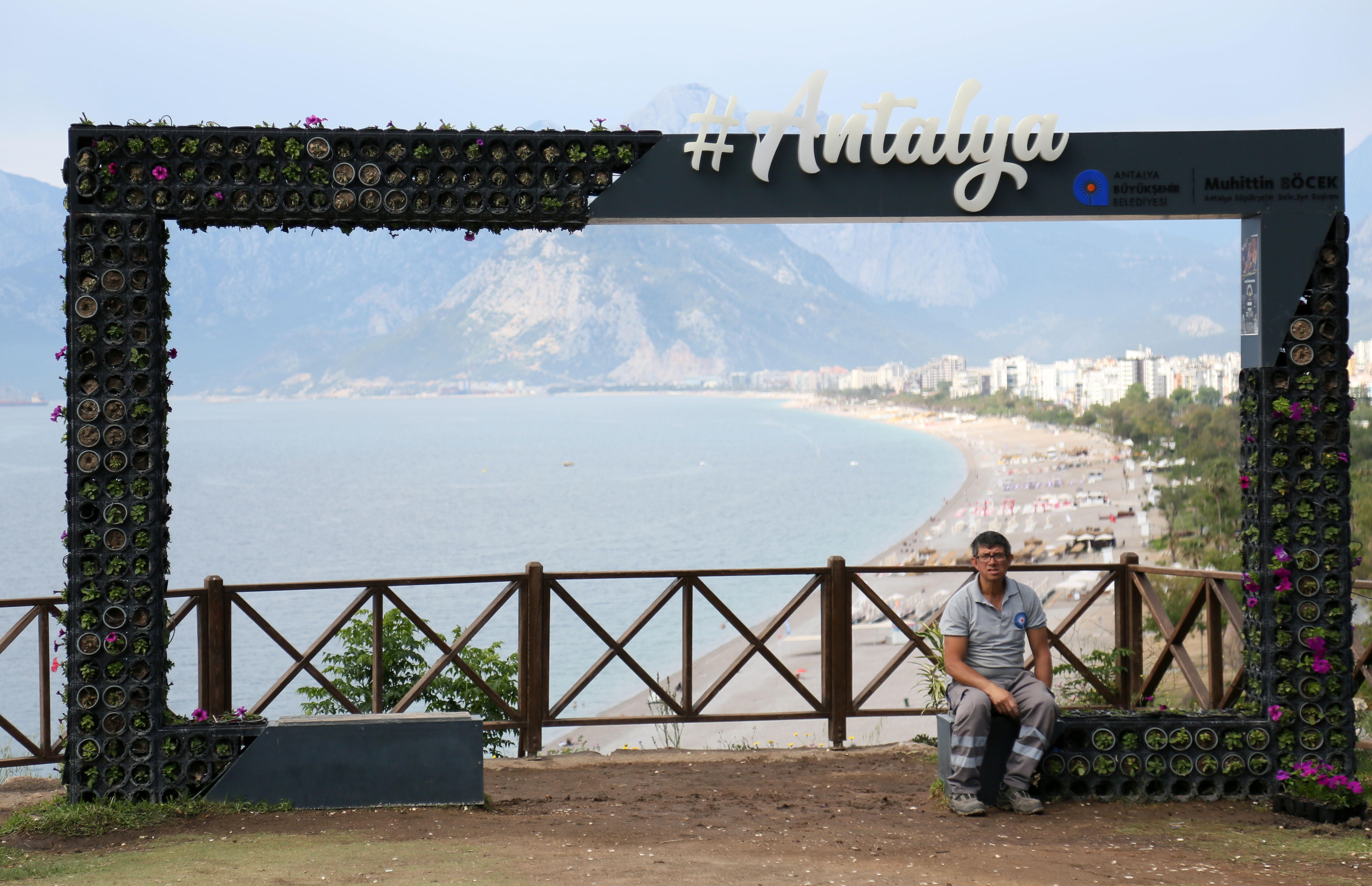 Çiçekler sürekli çalınınca başına nöbetçi personel koydular - Resim : 1
