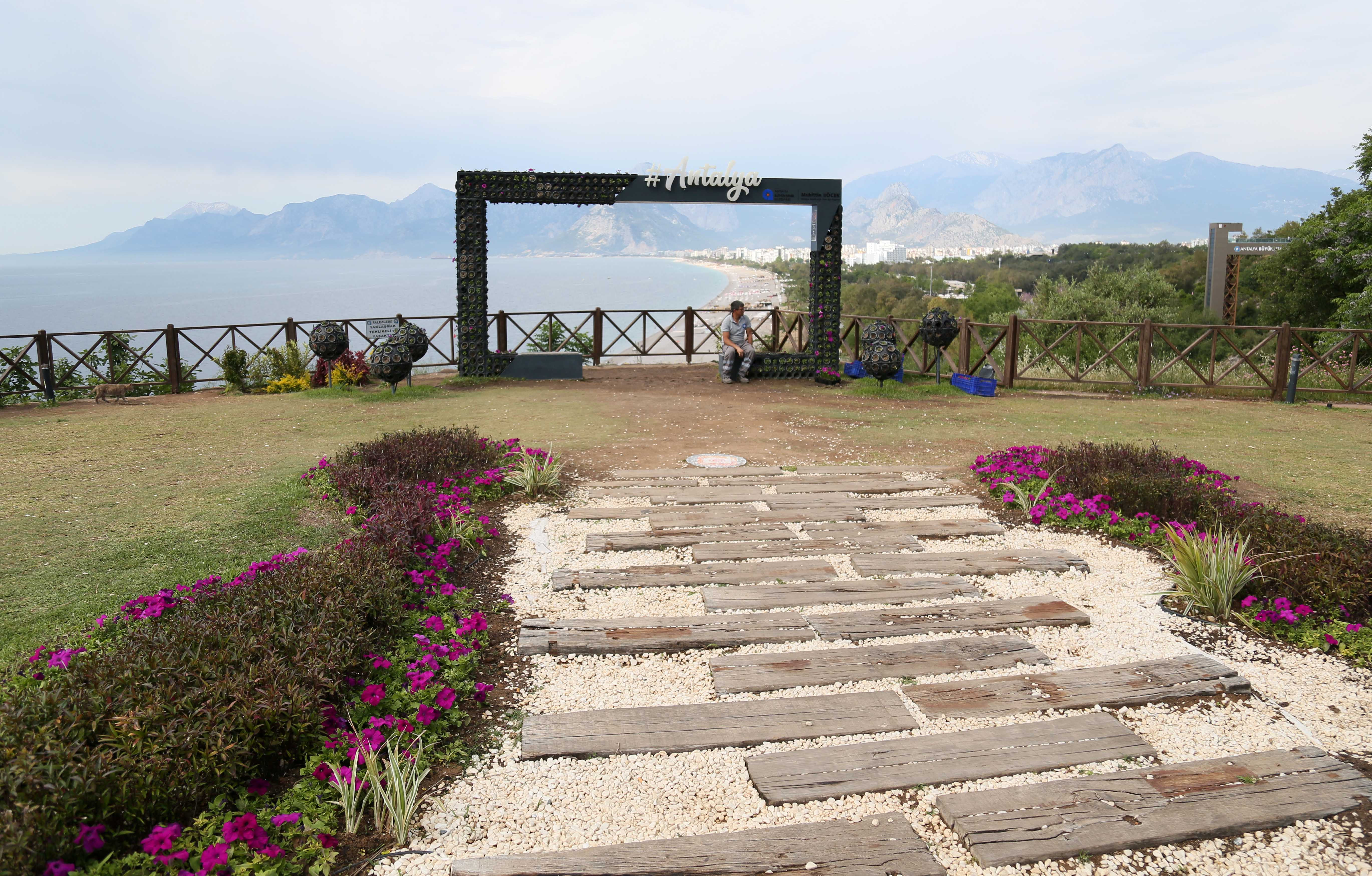 Çiçekler sürekli çalınınca başına nöbetçi personel koydular - Resim : 2