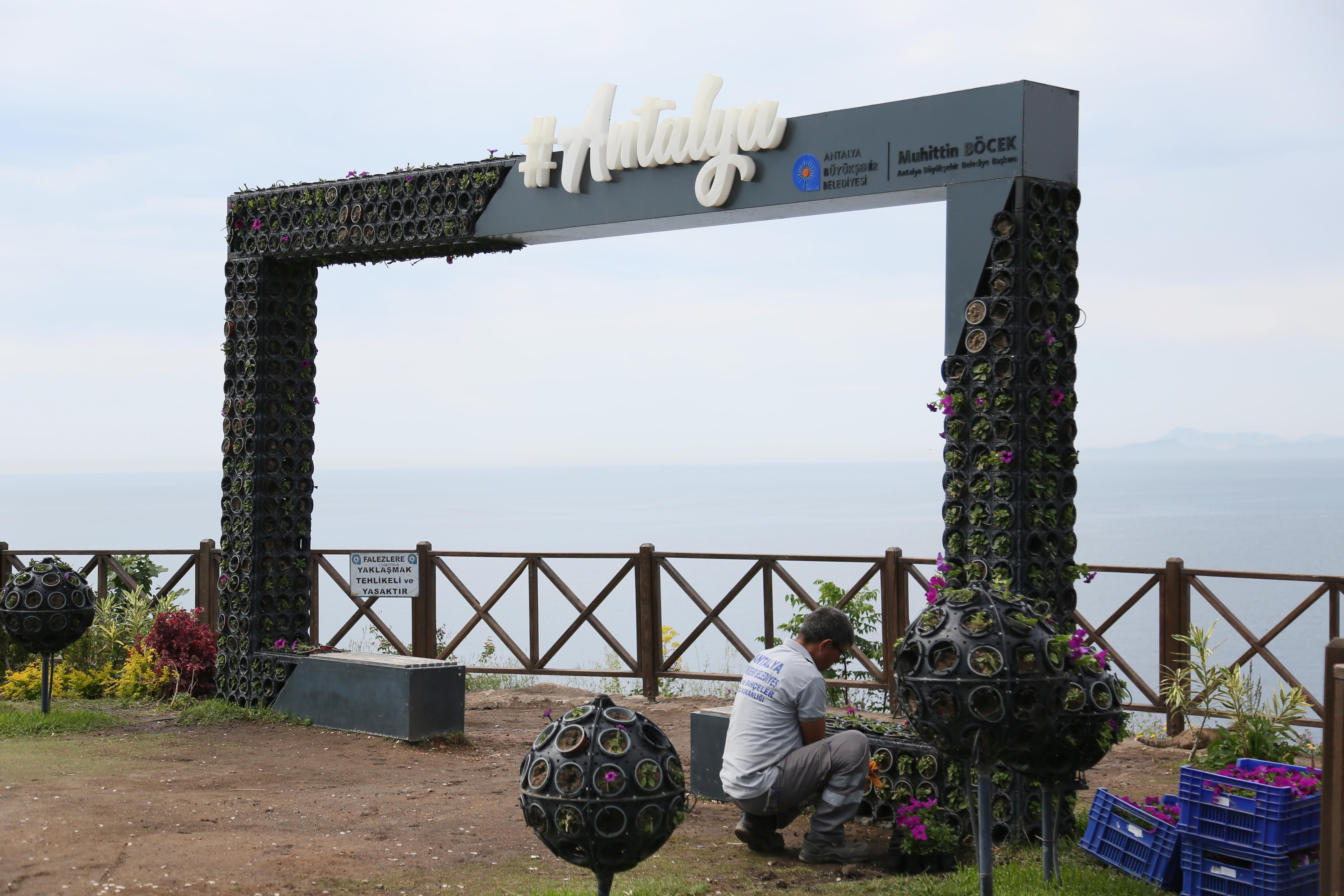 Çiçekler sürekli çalınınca başına nöbetçi personel koydular - Resim : 3