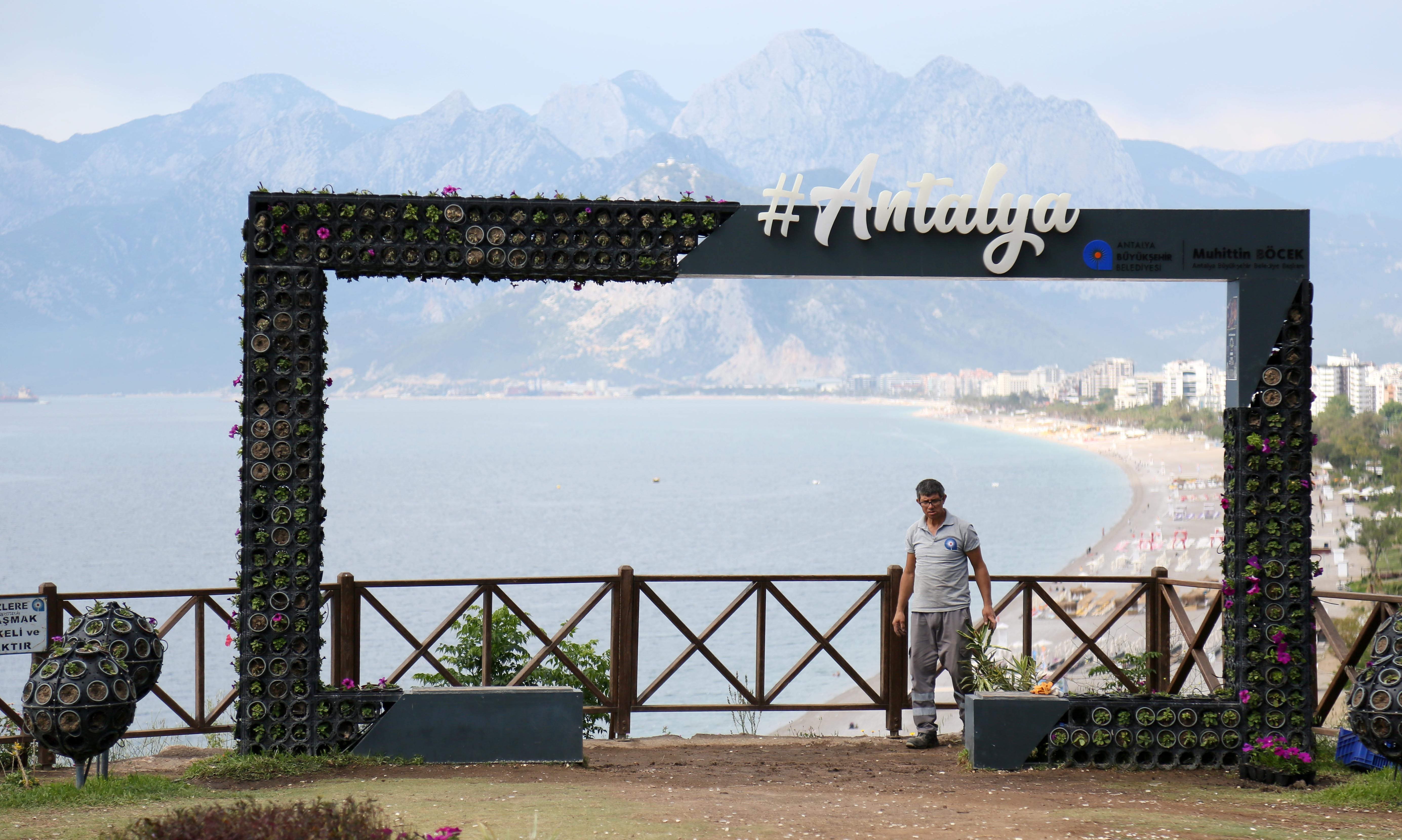 Çiçekler sürekli çalınınca başına nöbetçi personel koydular - Resim : 5
