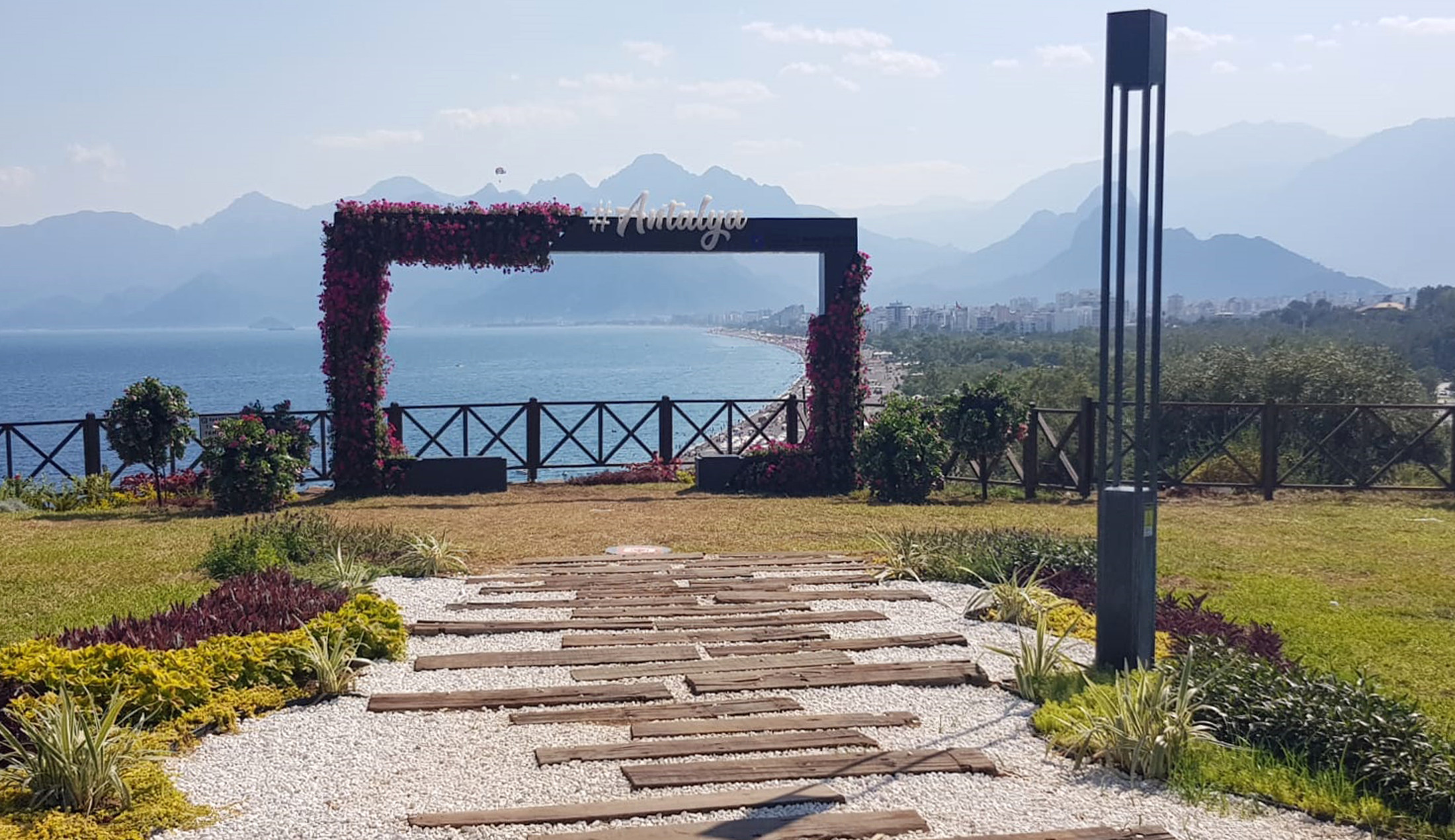 Çiçekler sürekli çalınınca başına nöbetçi personel koydular - Resim : 8