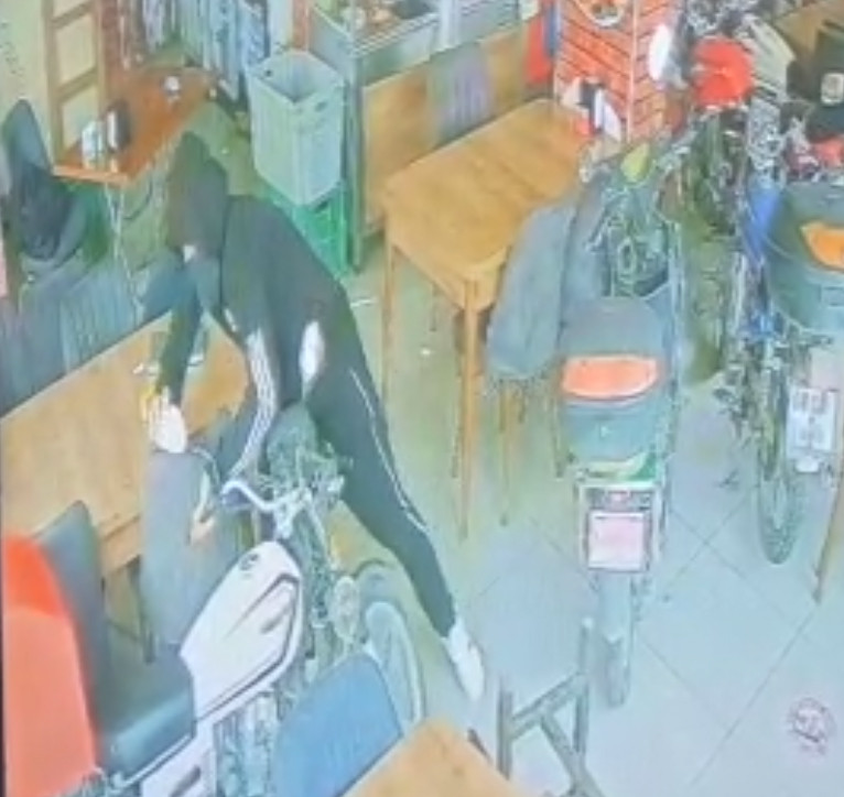 Lokantadan motosiklet hırsızlığı kamerada - Resim : 1