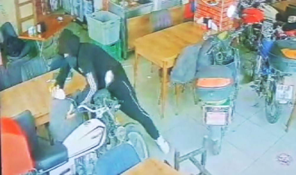 Lokantadan motosiklet hırsızlığı kamerada - Resim : 4