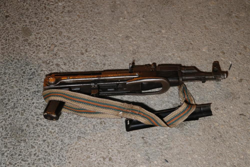 Motosikletli ve kalaşnikoflu kişileri polisin dikkati yakalattı - Resim : 1