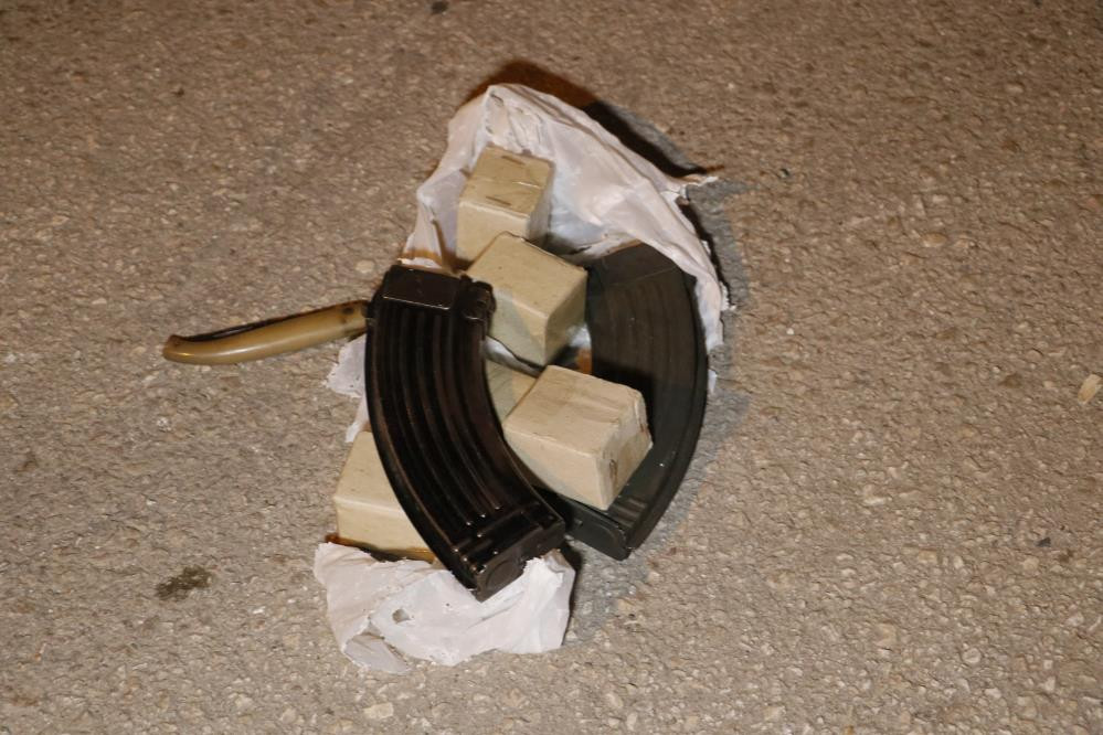 Motosikletli ve kalaşnikoflu kişileri polisin dikkati yakalattı - Resim : 2