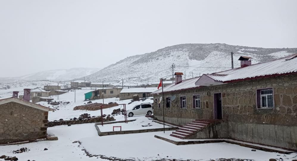 Mayıs'ta güneş açar diye beklediler lapa lapa kar yağdı - Resim : 1