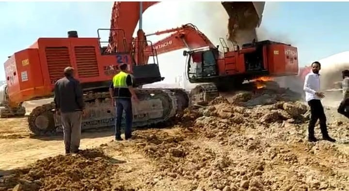 Yanan iş makinesine topraklı müdahale - Resim : 1