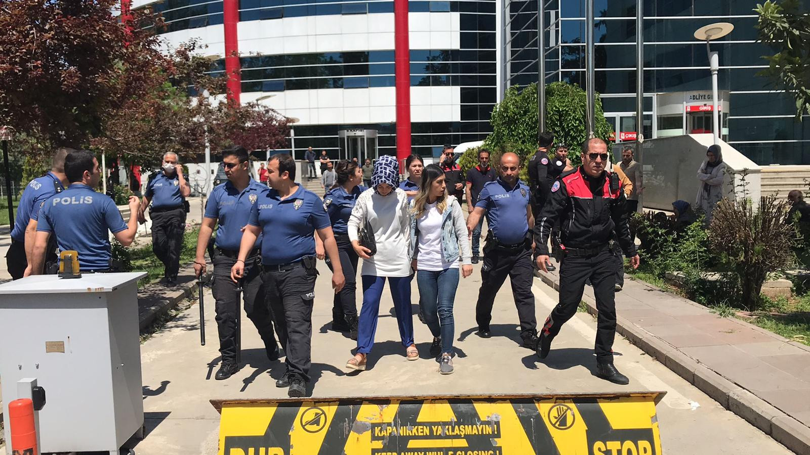 Adliye çıkışı ortalık karıştı! 3 yaralı, 5 gözaltı... - Resim : 1