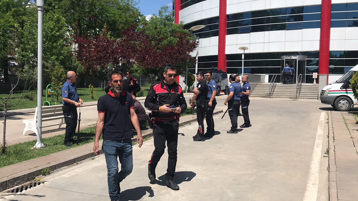 Adliye çıkışı ortalık karıştı! 3 yaralı, 5 gözaltı... - Resim : 4