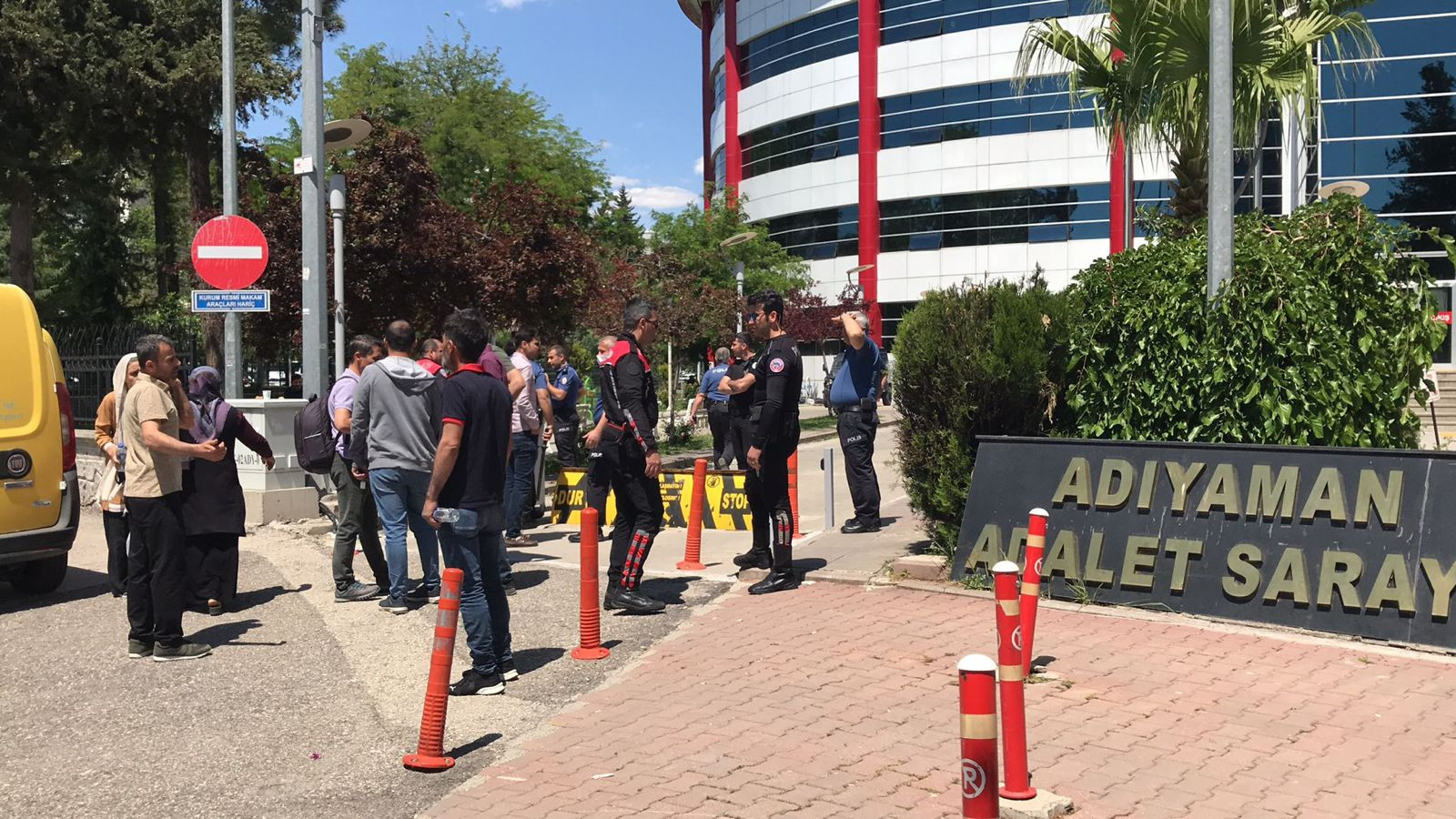 Adliye çıkışı ortalık karıştı! 3 yaralı, 5 gözaltı... - Resim : 6