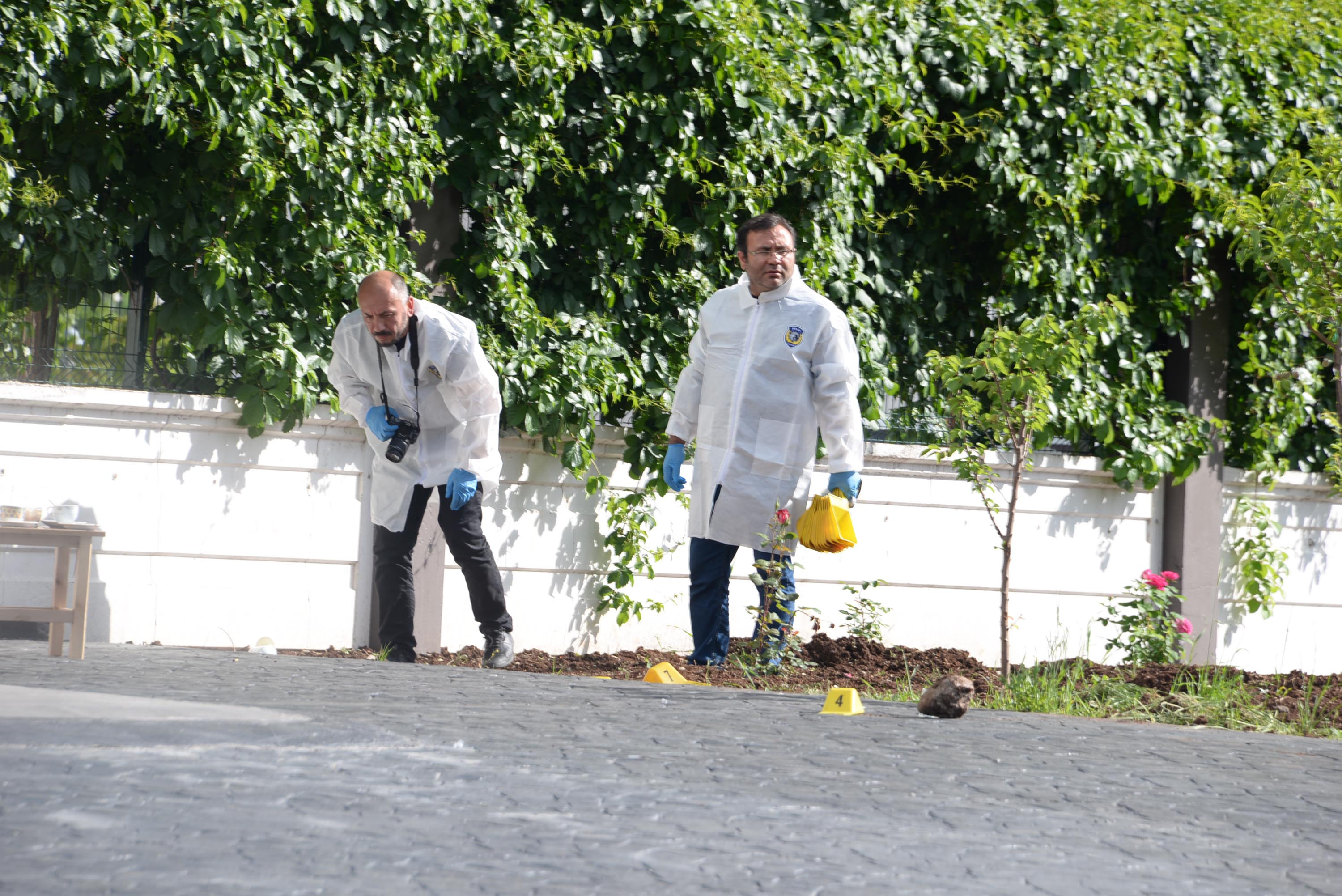 Diyarbakır'da silahlı kavga! Kurşun öğrenci servisine isabet etti: 2 yaralı - Resim : 6