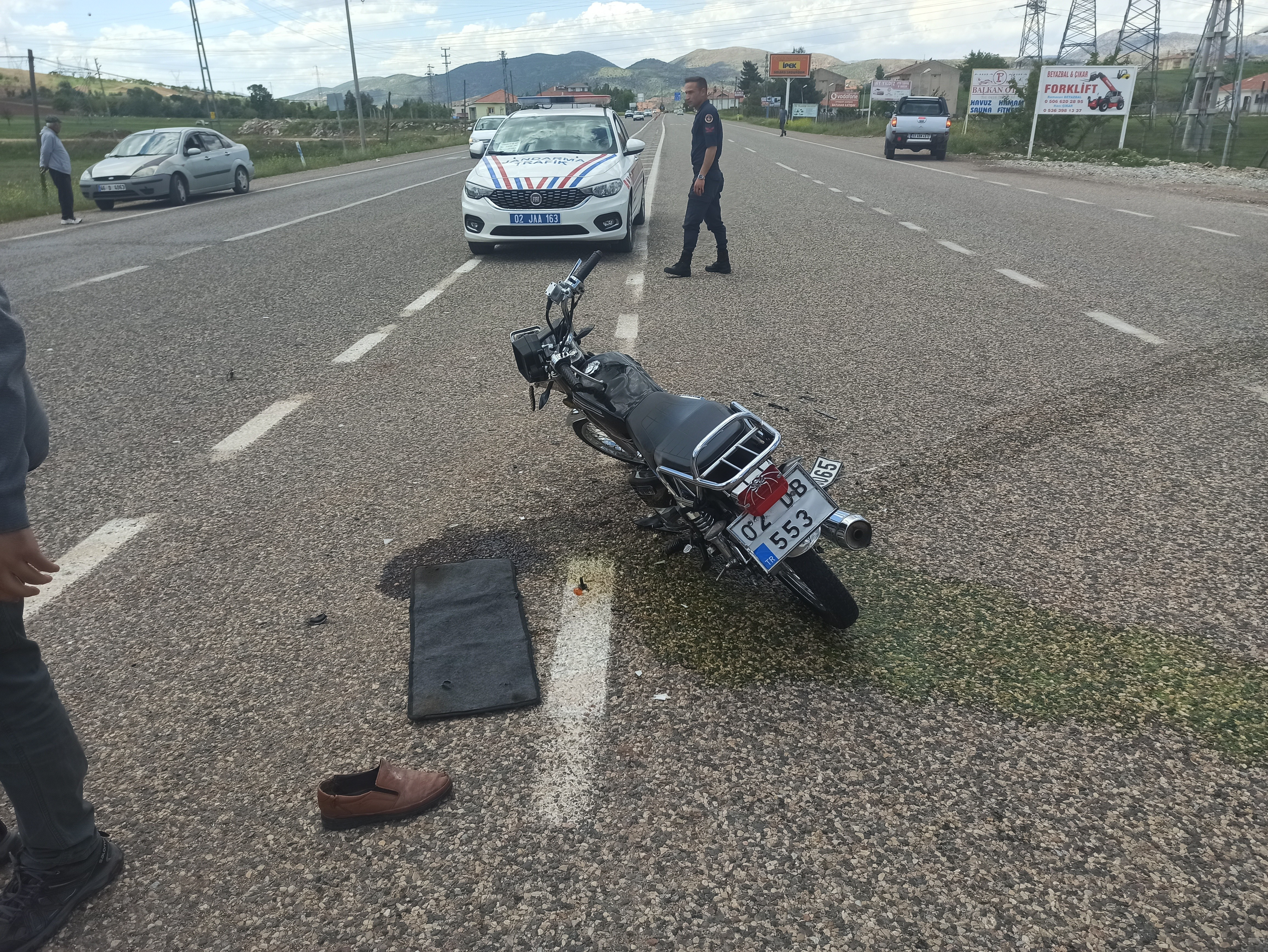 Motosiklet minibüse çarptı: 2 yaralı - Resim : 2