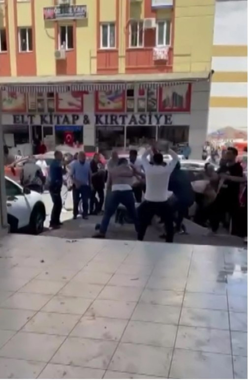 İki grup arasında 'taşlı sopalı' kavga: Yaralılar ve gözaltılar var - Resim : 1