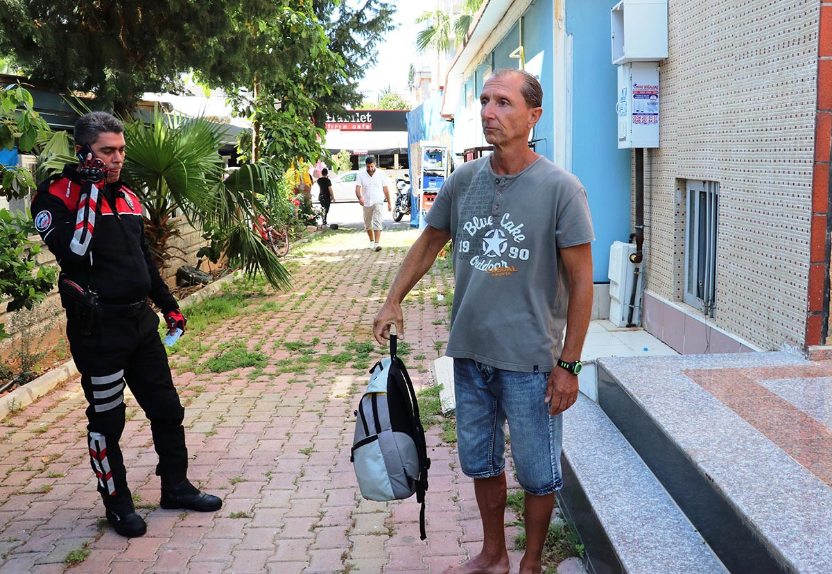 Çantası çalındı! Yalın ayak hırsızların peşine düştü… - Resim : 2