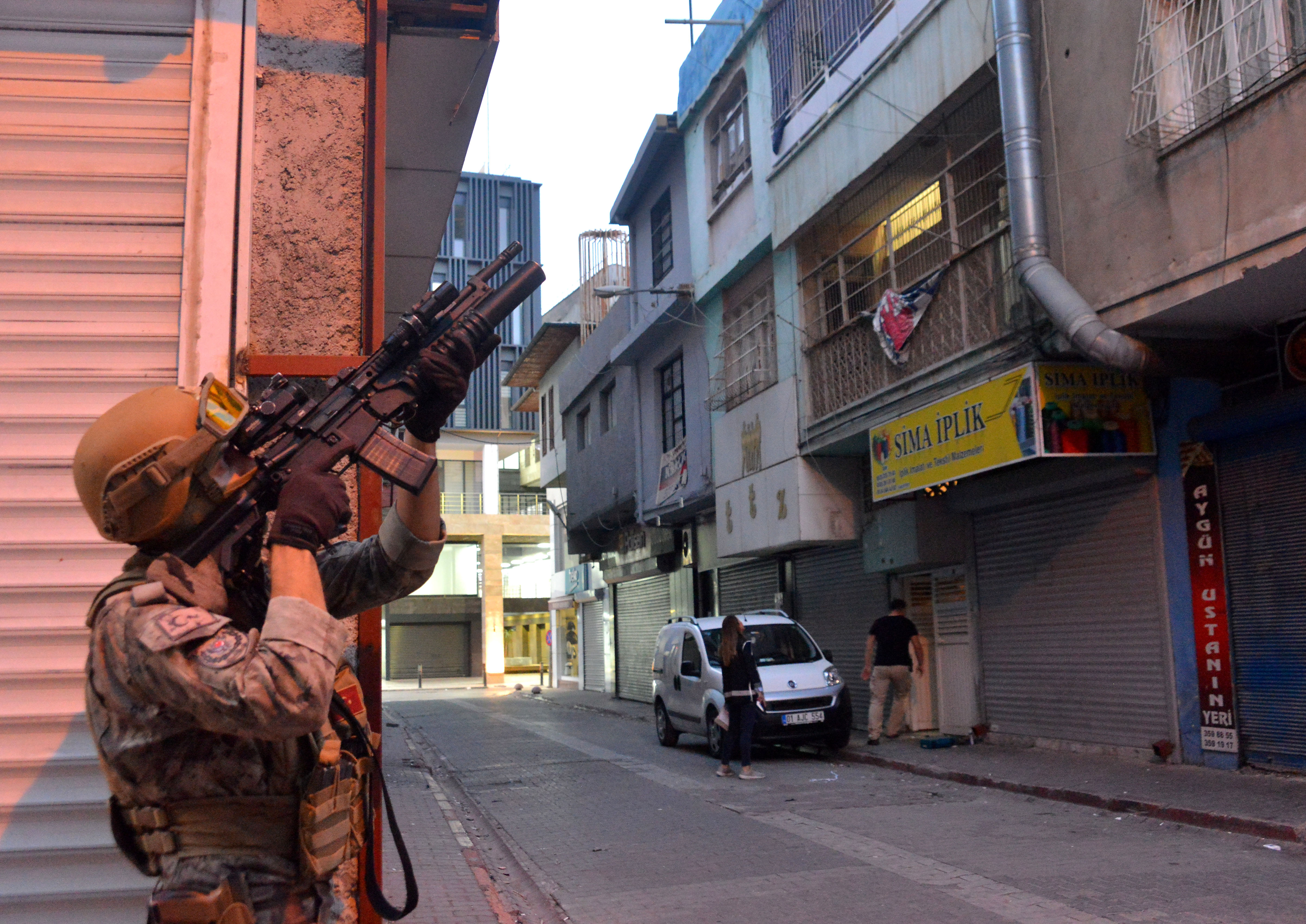 Adana'da şafak operasyonu: 35 gözaltı - Resim : 2