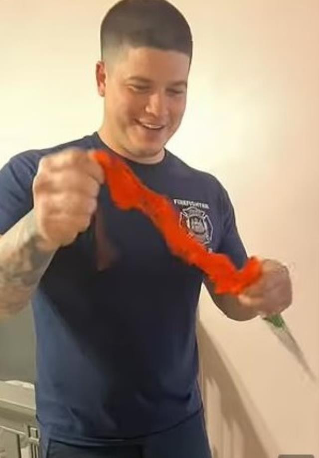 Öğrencilere annelerine götürmeleri için hediye gül verildi, içinden tanga çıktı - Resim : 1