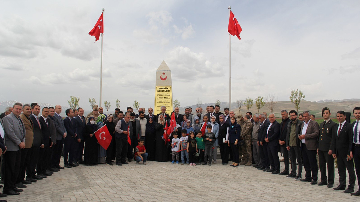28 yıl önce şehit edilen 9 sivil için yapılan şehitlik törenle açıldı - Resim : 1