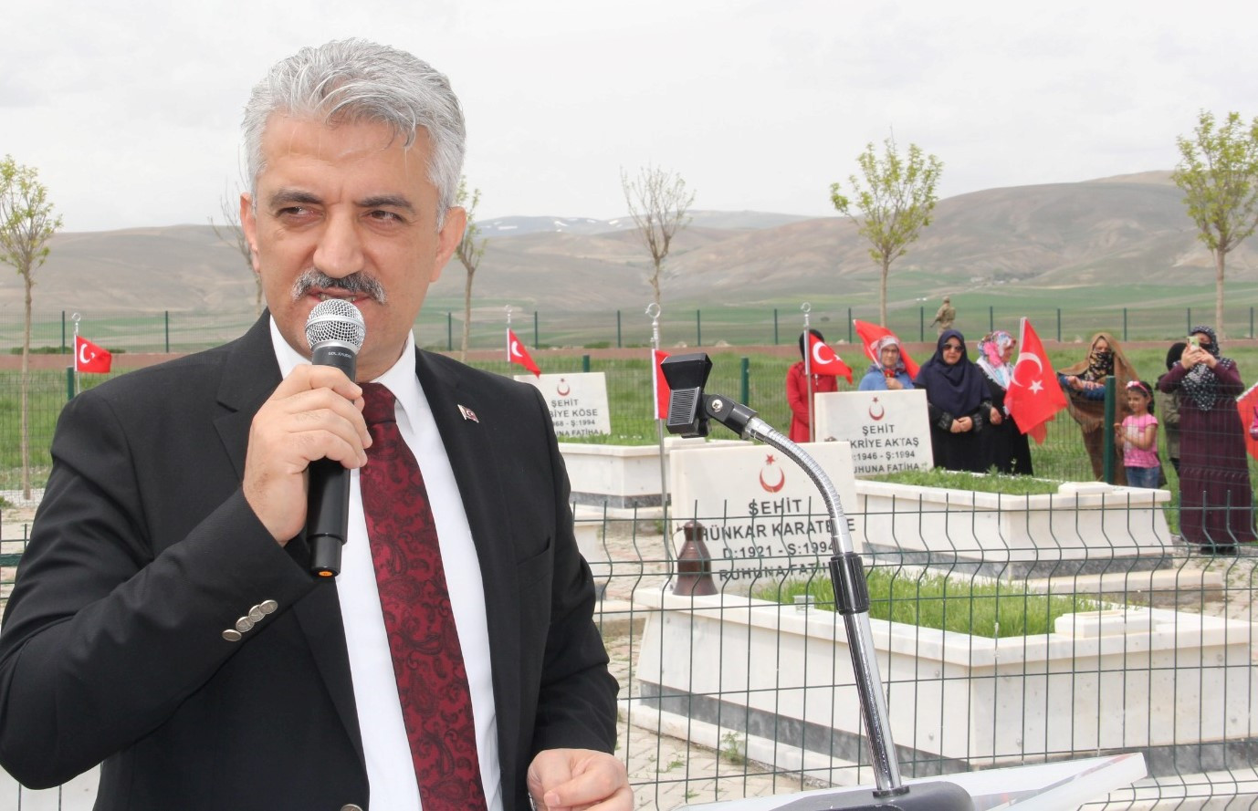 28 yıl önce şehit edilen 9 sivil için yapılan şehitlik törenle açıldı - Resim : 2