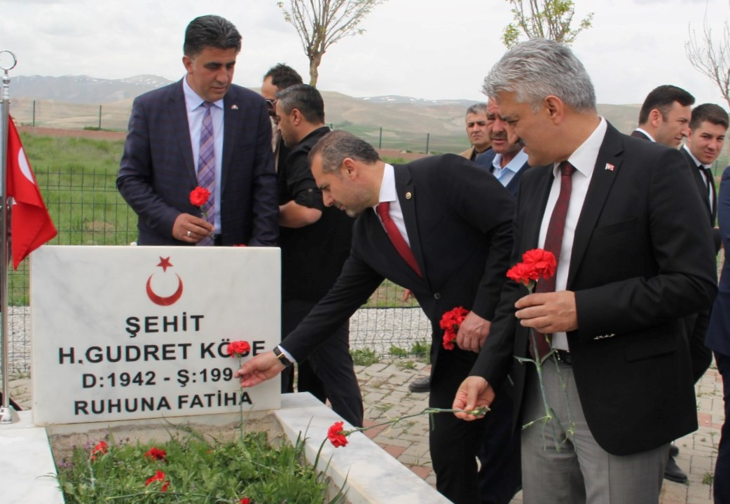 28 yıl önce şehit edilen 9 sivil için yapılan şehitlik törenle açıldı - Resim : 3