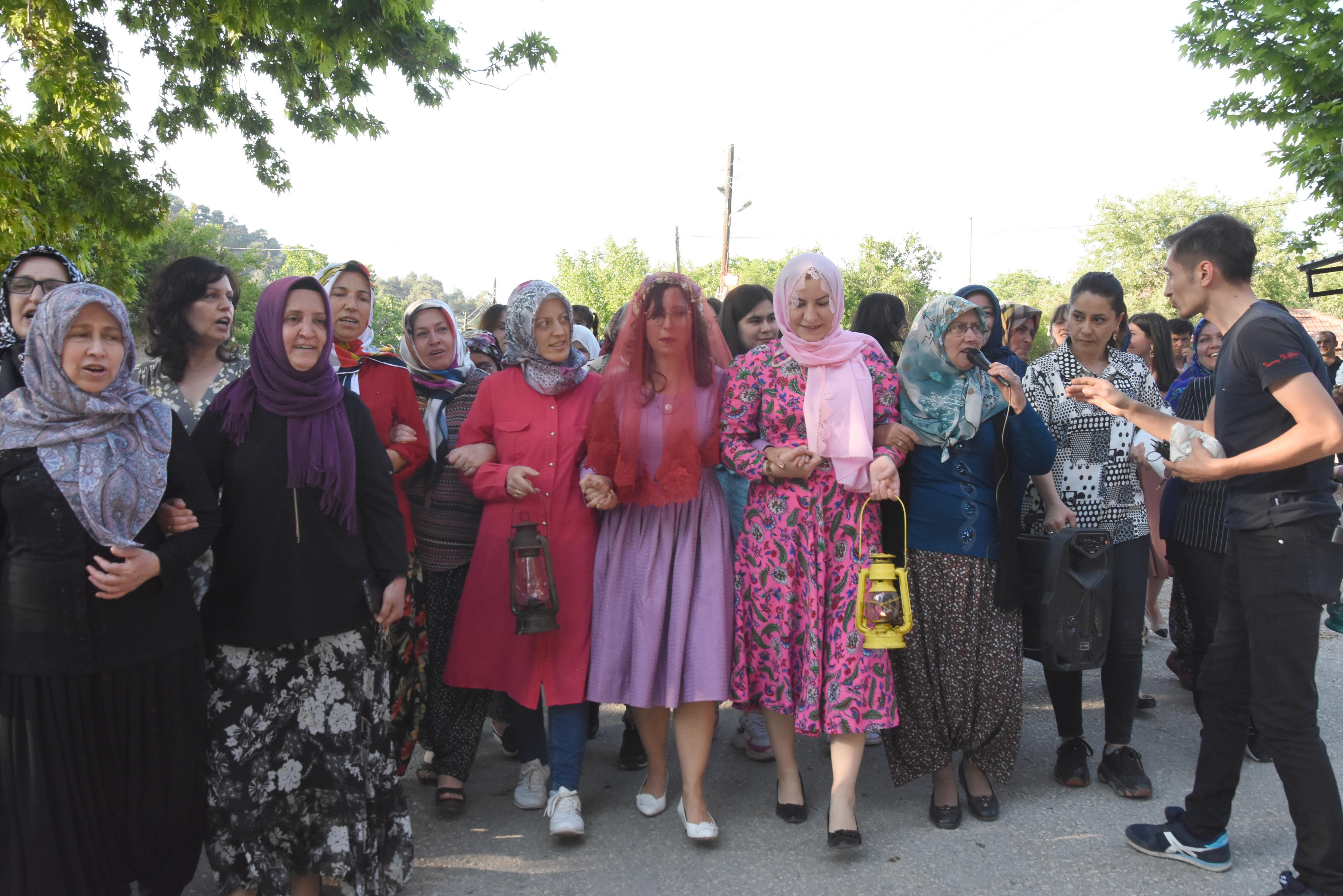 Brezilyalı müzisyen Türk kızıyla evlendi! Tahta kaşıkla çiftetelli oynadı… - Resim : 9