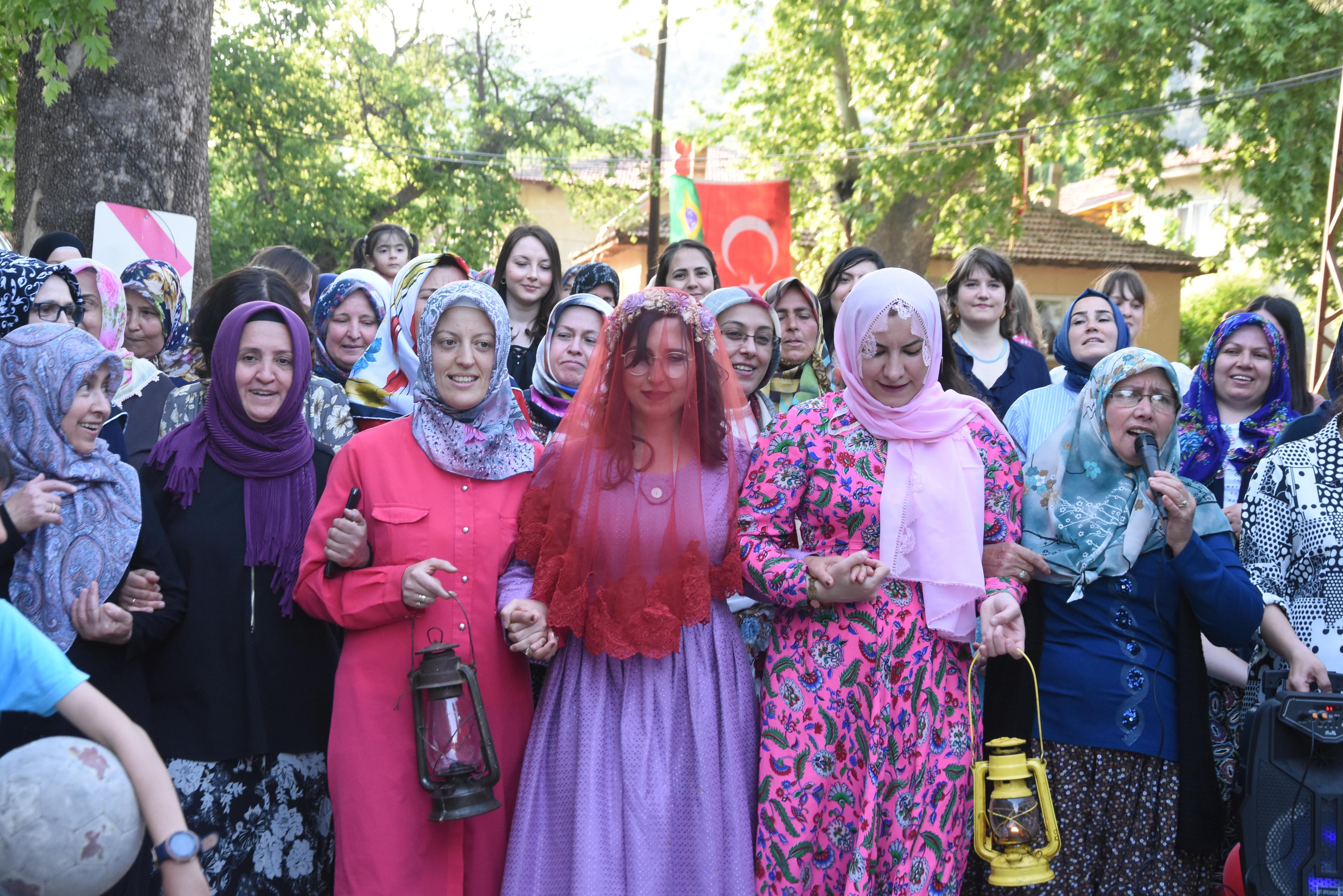 Brezilyalı müzisyen Türk kızıyla evlendi! Tahta kaşıkla çiftetelli oynadı… - Resim : 11