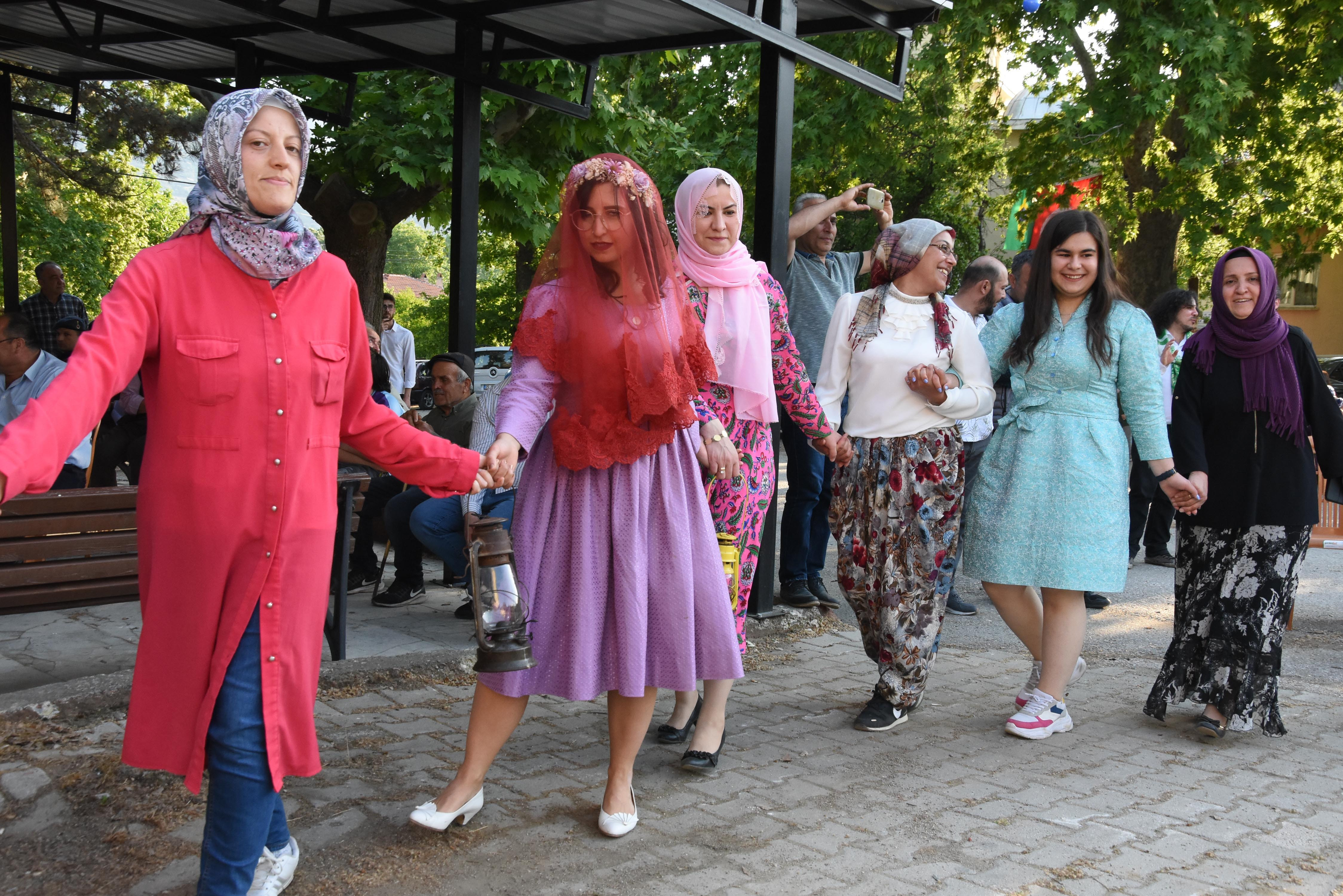 Brezilyalı müzisyen Türk kızıyla evlendi! Tahta kaşıkla çiftetelli oynadı… - Resim : 12