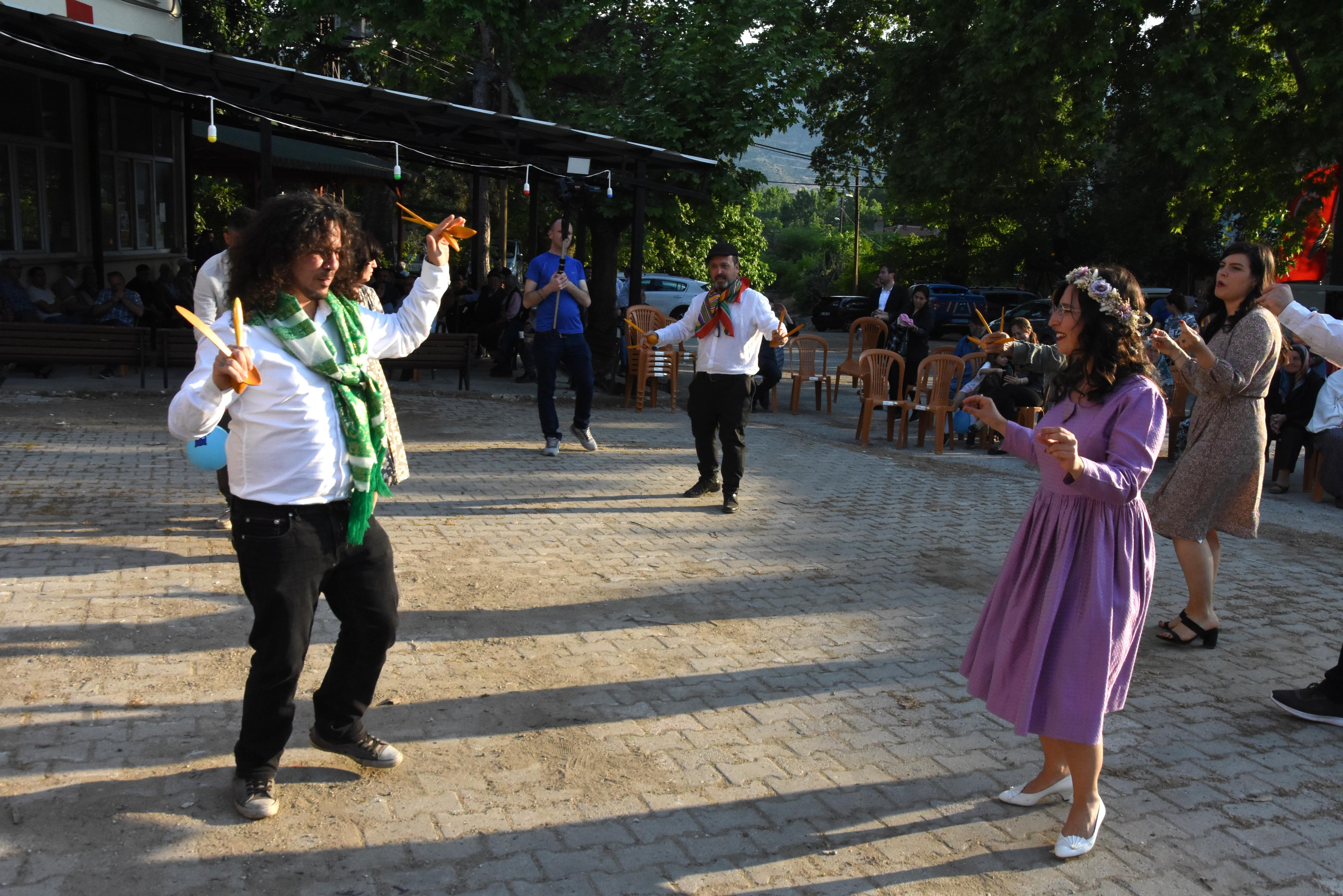 Brezilyalı müzisyen Türk kızıyla evlendi! Tahta kaşıkla çiftetelli oynadı… - Resim : 13