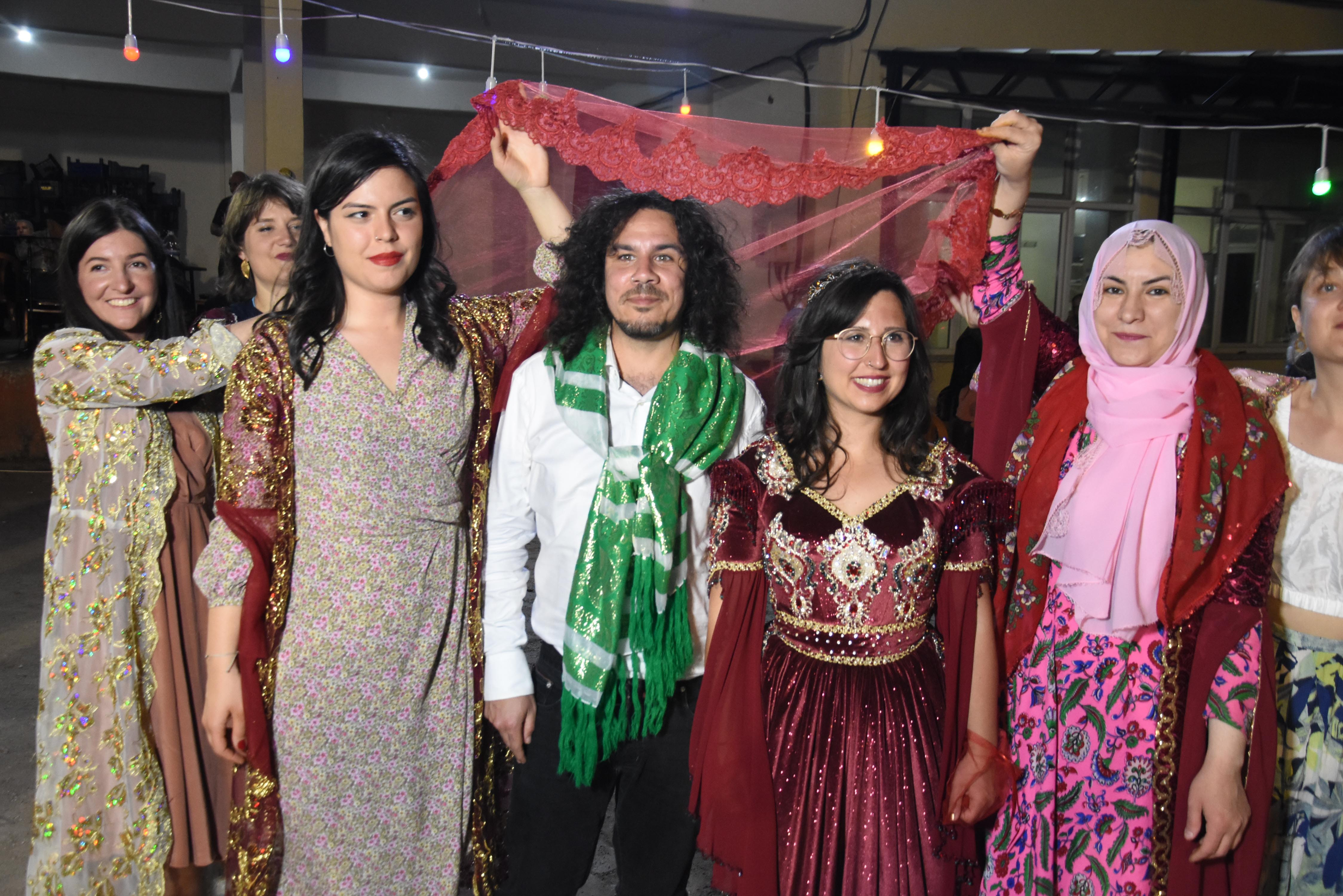 Brezilyalı müzisyen Türk kızıyla evlendi! Tahta kaşıkla çiftetelli oynadı… - Resim : 4