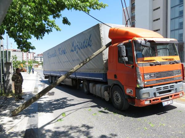 Tellere takılan TIR elektrik direklerini devirdi - Resim : 3