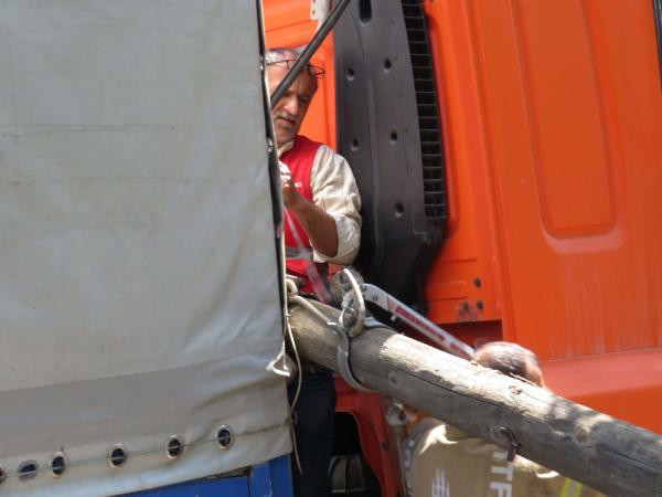 Tellere takılan TIR elektrik direklerini devirdi - Resim : 5