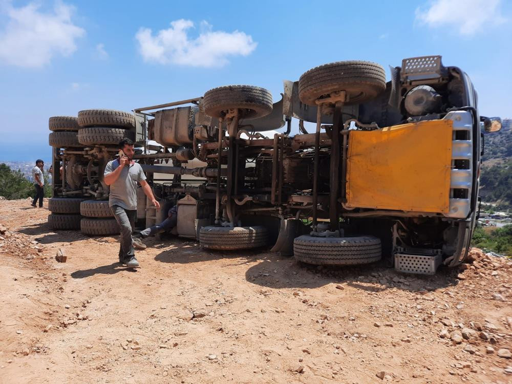 Geri manevra yapan beton mikseri devrildi - Resim : 1