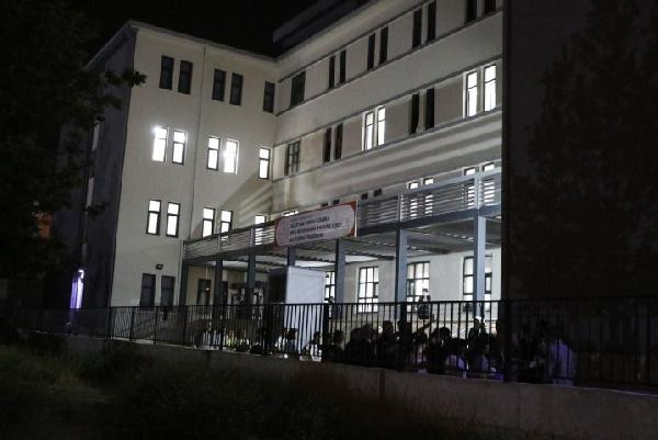 65 öğrenci hastanelik oldu - Resim : 9