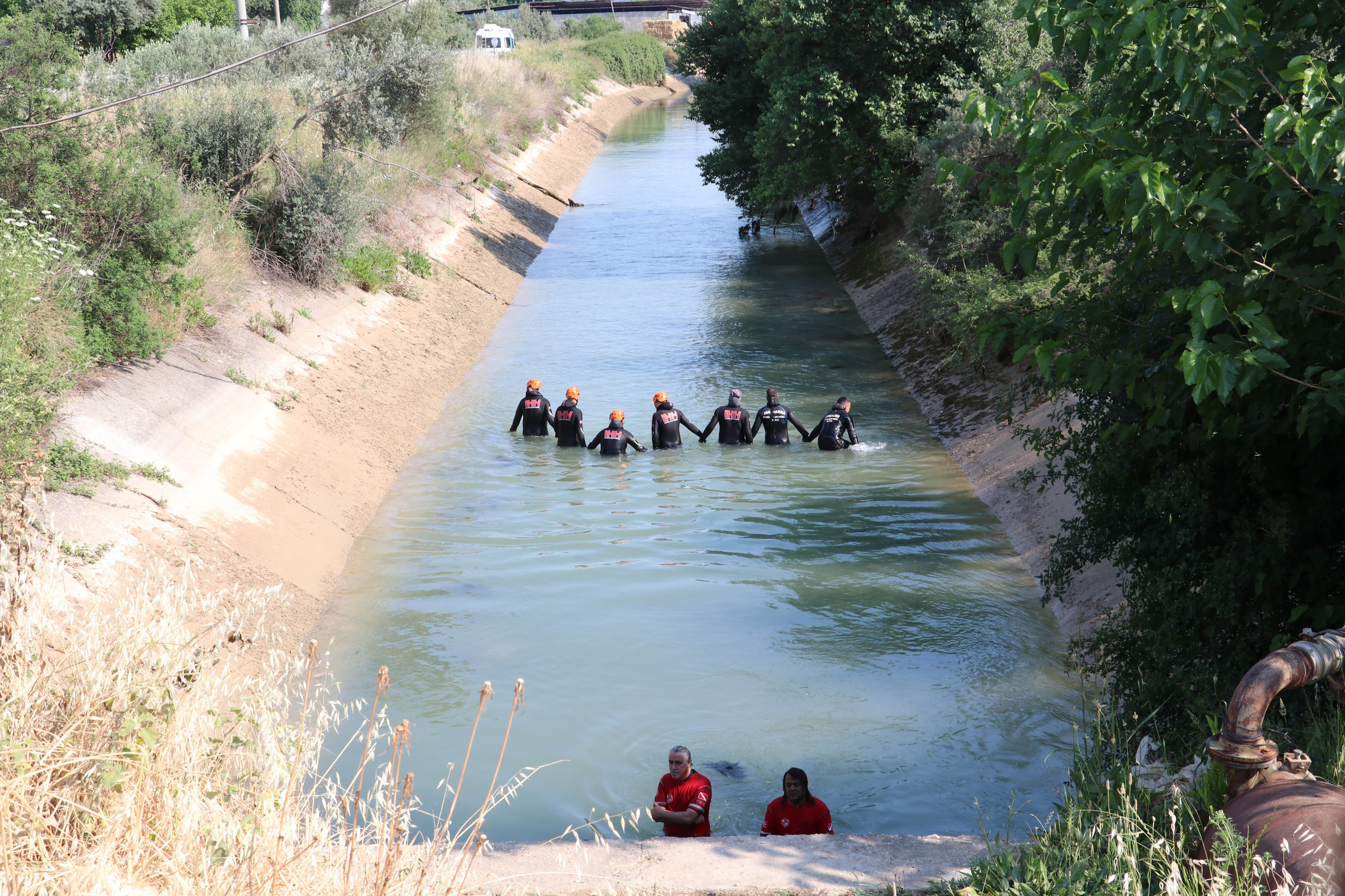 Dalgıçlar, kayıp Afgan çocuğu kanalda ele ele tutuşarak aradı - Resim : 1