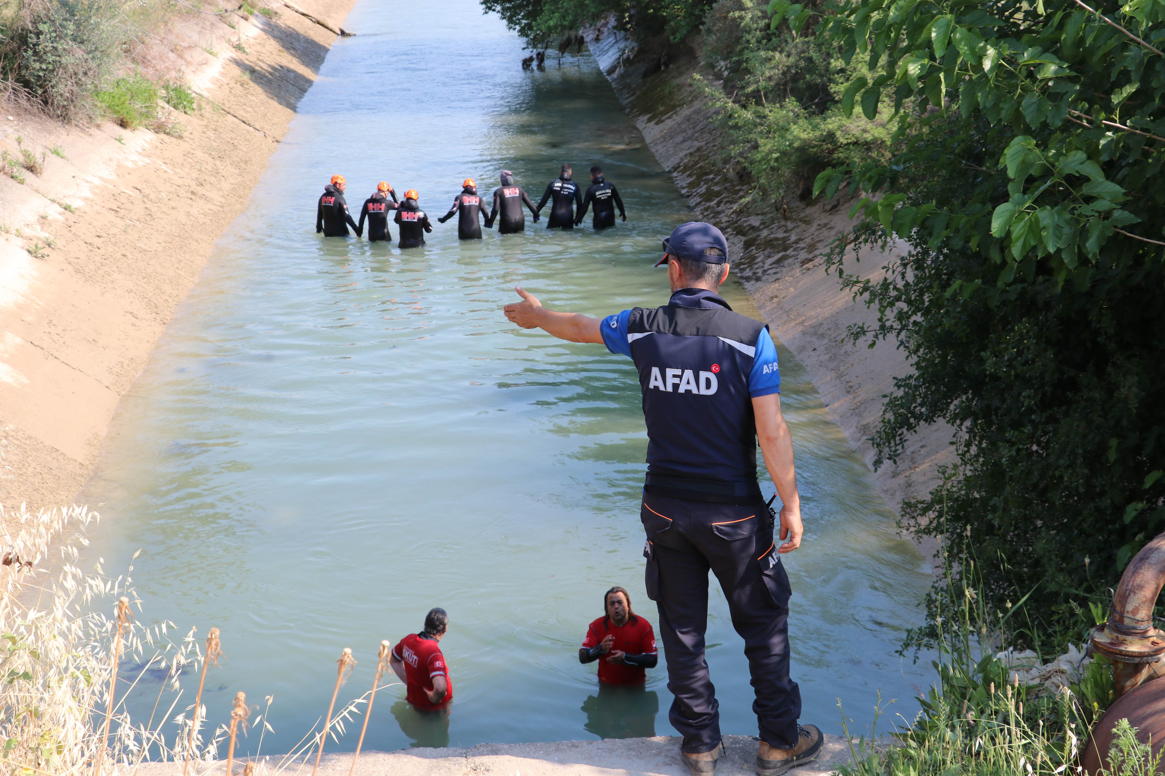 Dalgıçlar, kayıp Afgan çocuğu kanalda ele ele tutuşarak aradı - Resim : 2
